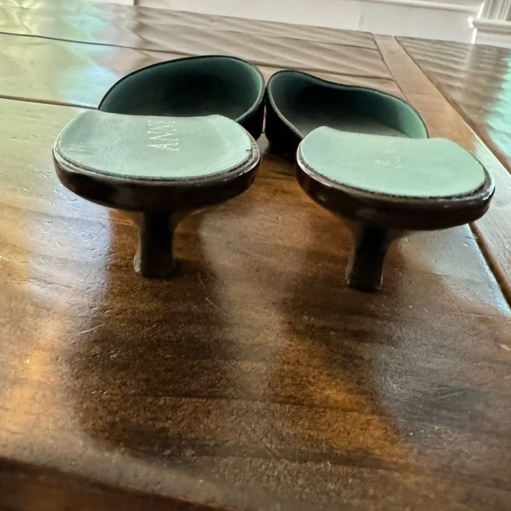 Vintage Anne Klein kitten heel slides (black) with hearts leather Size 6.5 - Picture 9 of 10